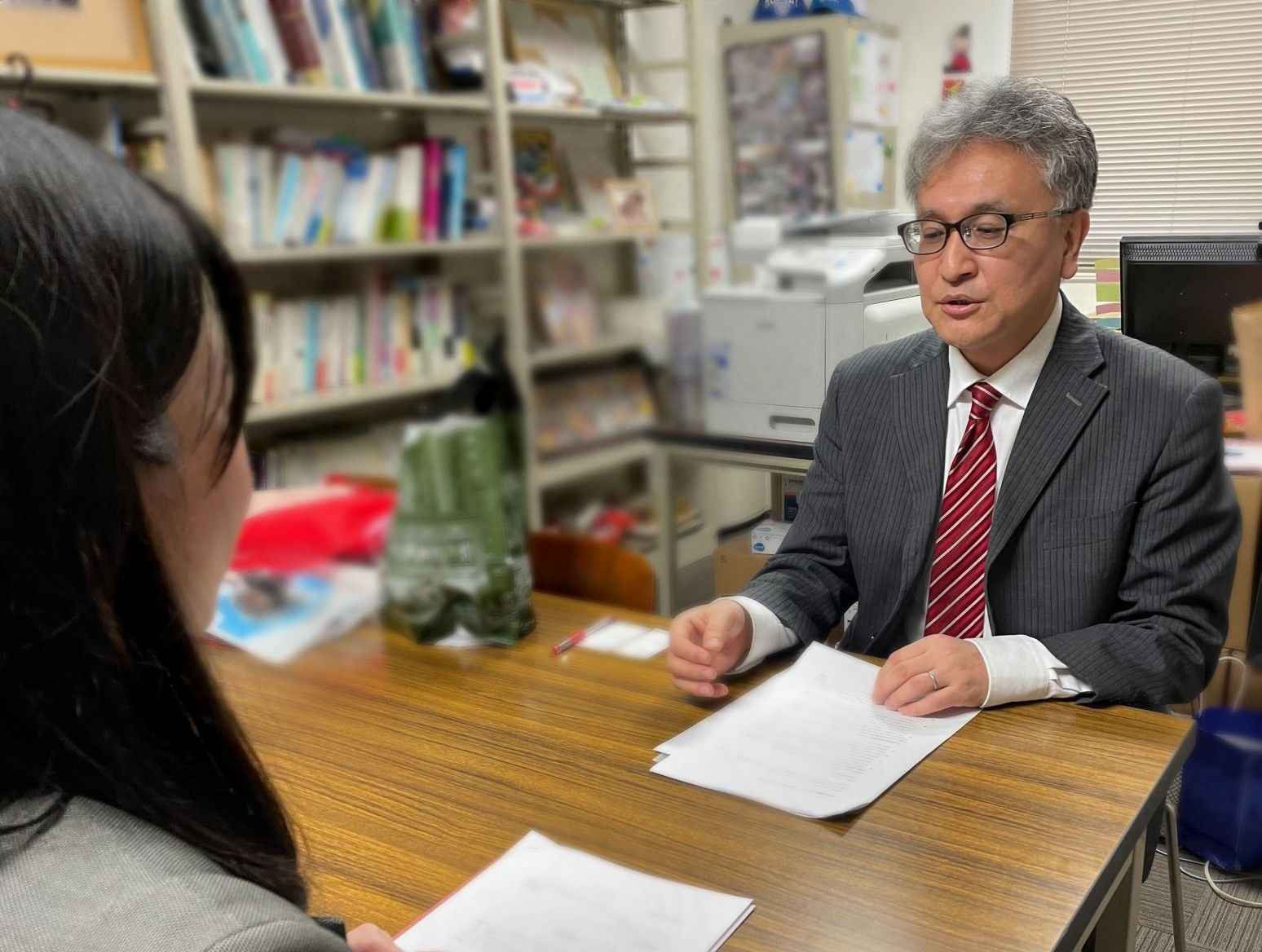 同志社女子大学の大倉教授インタビューの様子