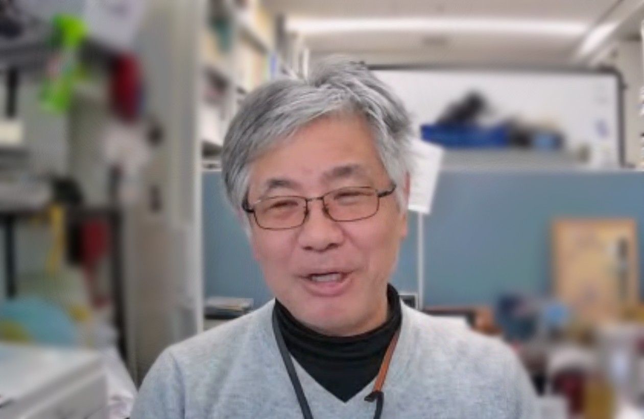 岡田教授のインタビューの様子