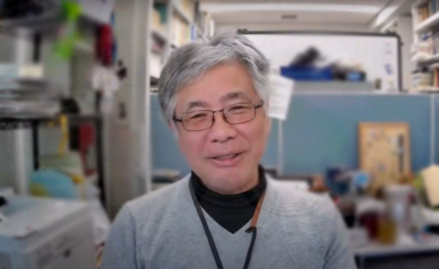 岡田教授のインタビューの様子