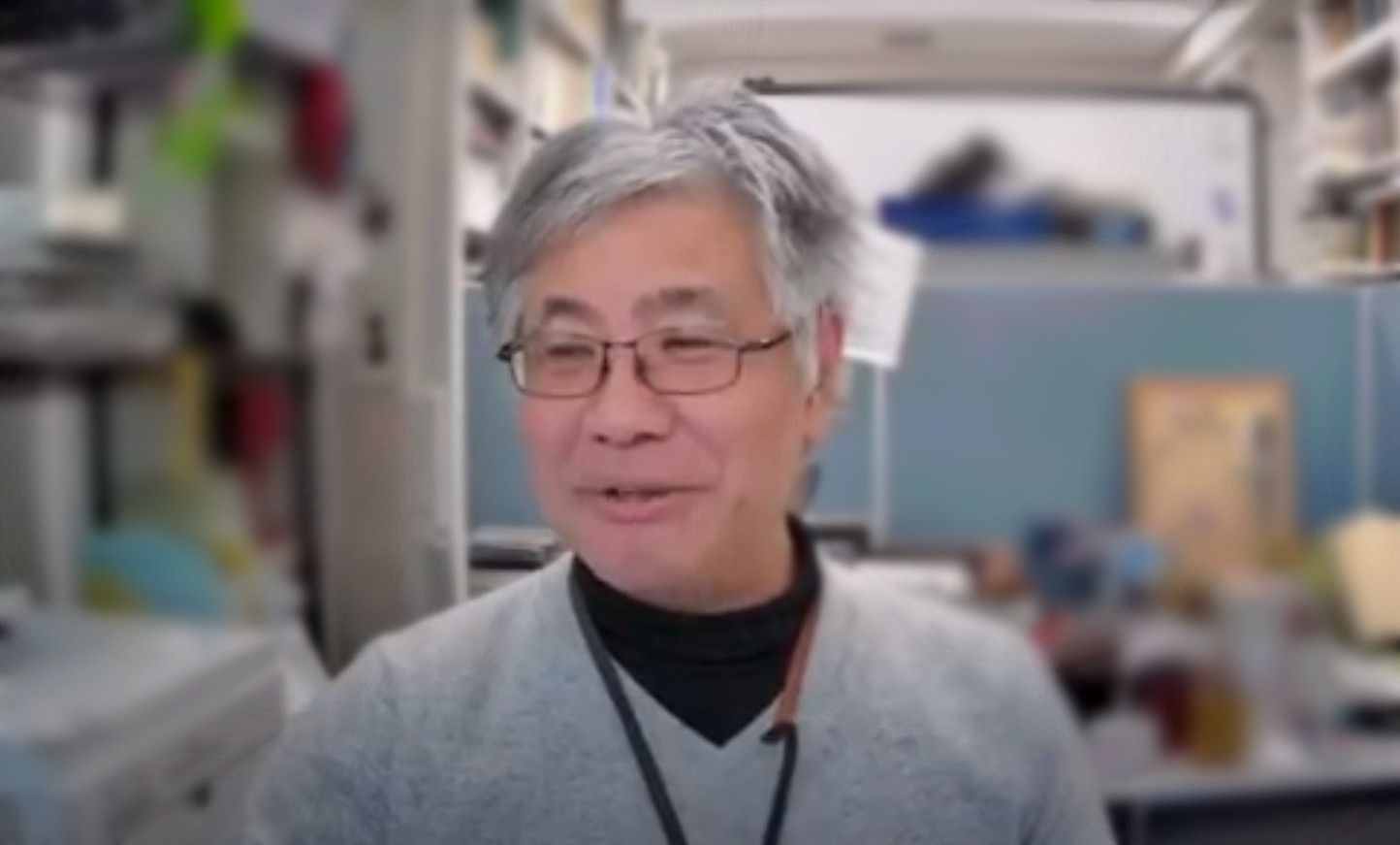 岡田教授のインタビューの様子
