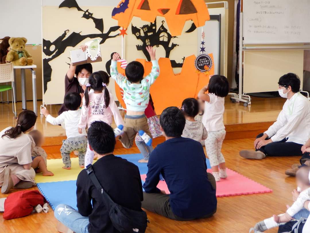 よかパパひろばの絵本の読み聞かせの様子