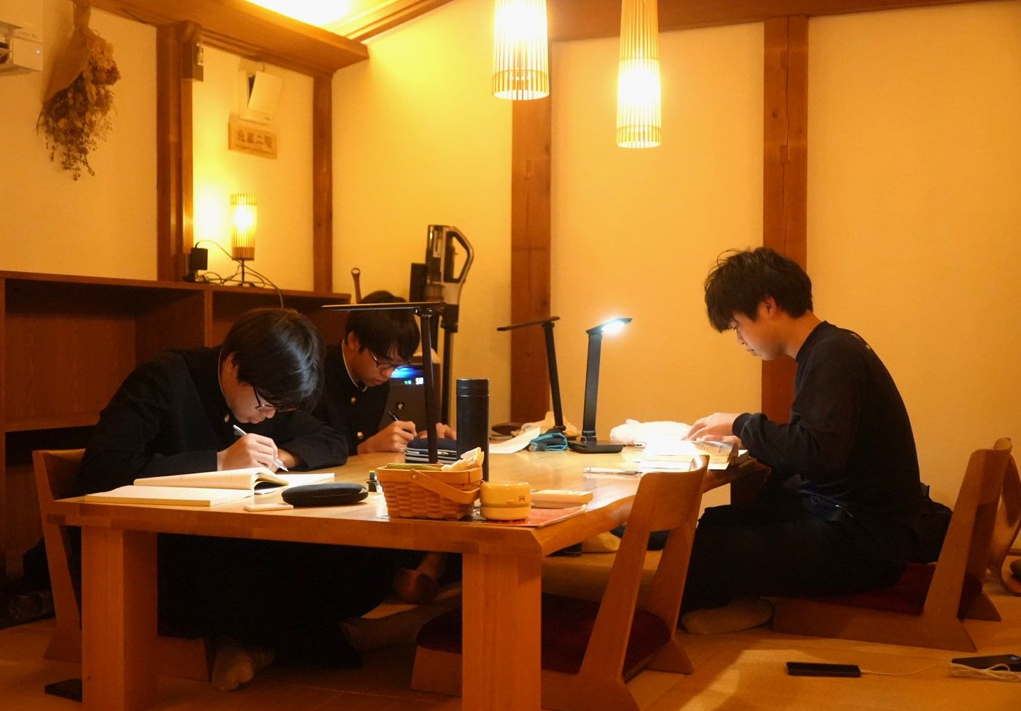 村半にて自習をしている様子