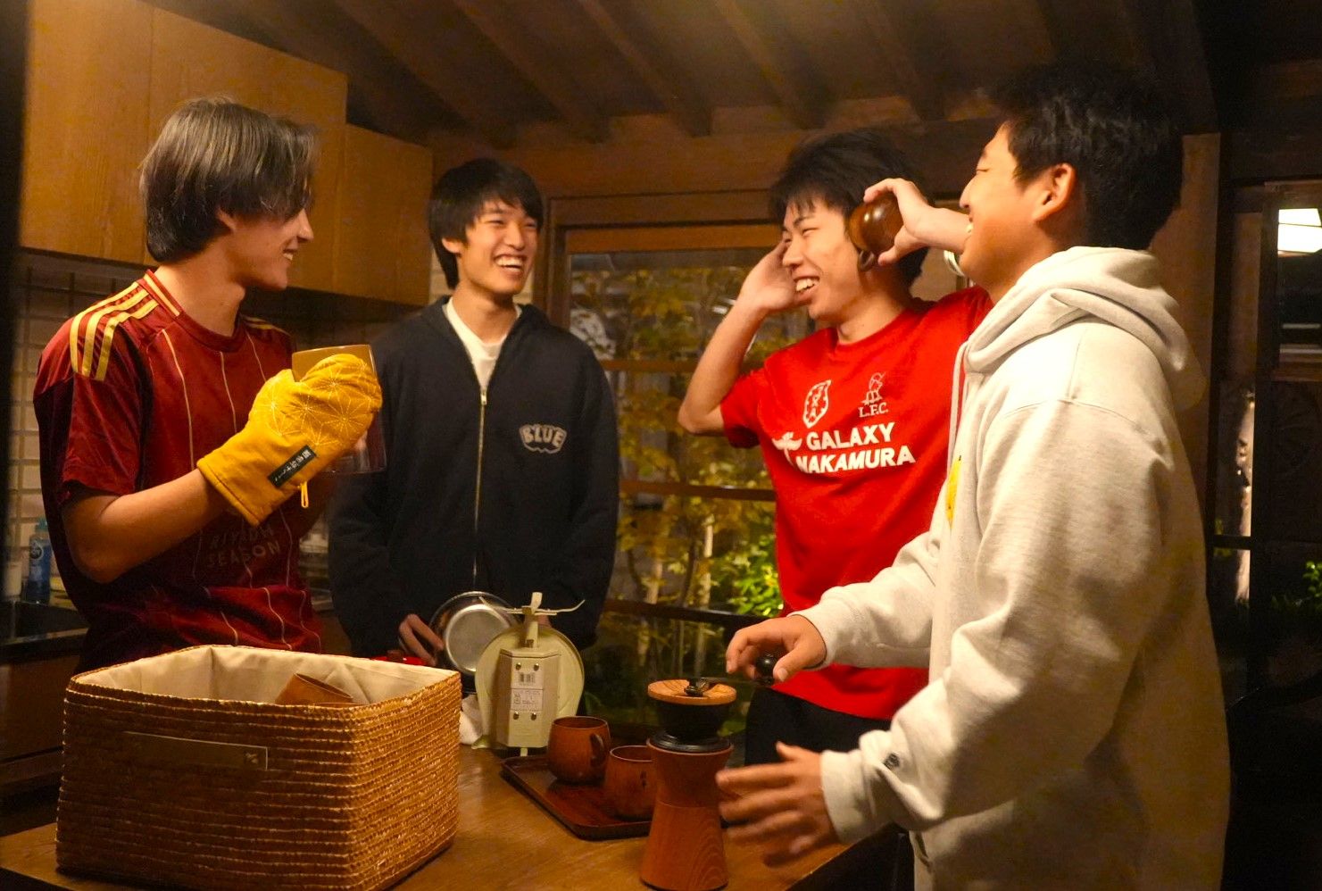 村半の台所でコミュニケーションをとっている様子